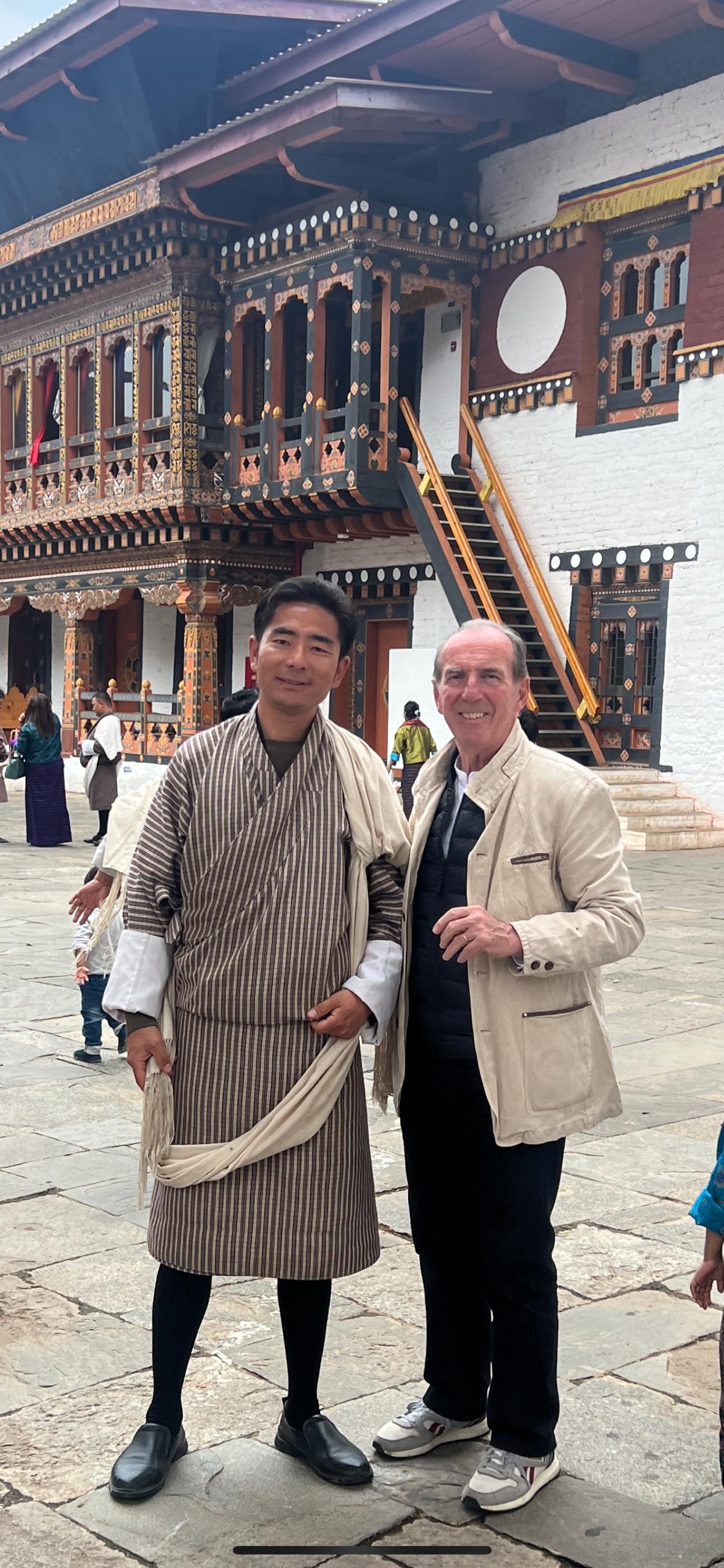 Pem Dorji avec des voyageurs dans la vallee de Punakha